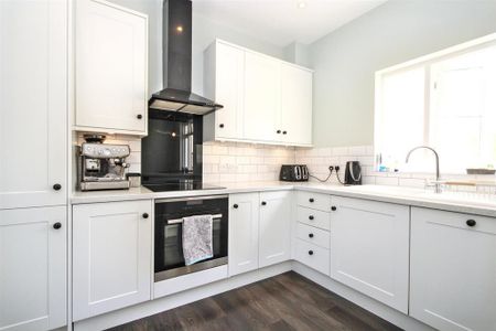 4 bedroom semi-detached house to rent - Photo 5