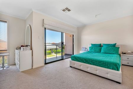 Spacious Townhouse Living&excl; - Photo 4