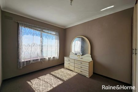 Walking distance to St. Albans Train Station |FREE Water - Photo 4