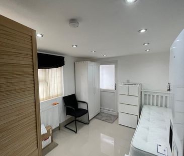 Studio Flat, Stratford, E15 - Photo 1