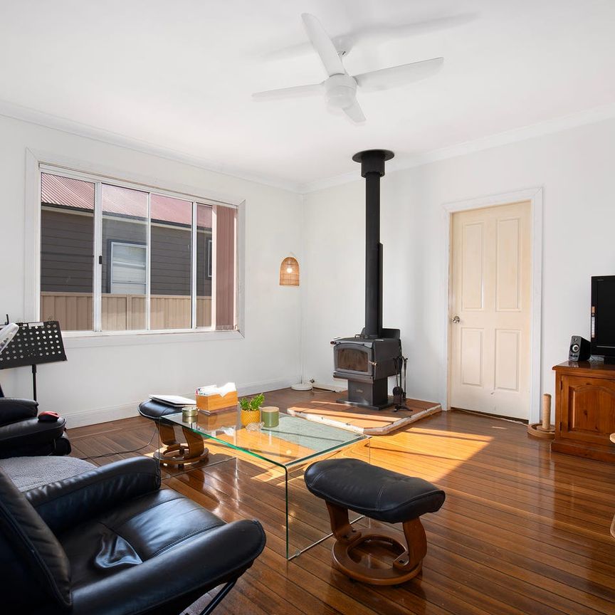 Charming Three Bedroom Home - Photo 1