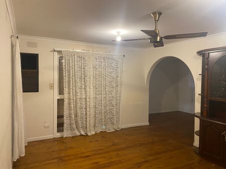 Spacious 3 Bedroom Home in great location! - Photo 2