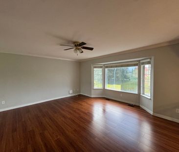 Spacious Home With 2 Kitchens - Photo 5