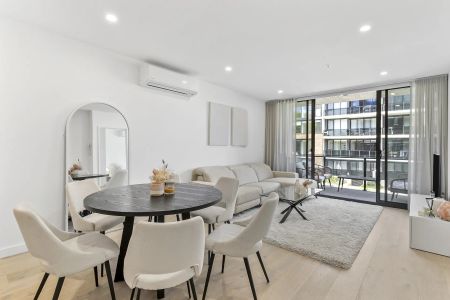 Contemporary Two-Bedroom Apartment with Exceptional Views - Photo 5