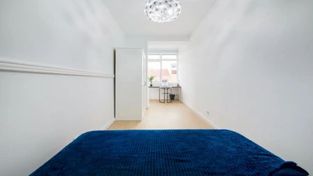Room in a shared 7-bedroom apartment for rent in Lisbon - Photo 4