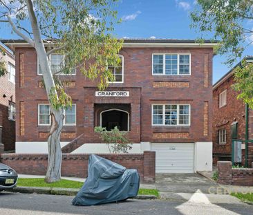 Spacious Art Deco Apartment with Modern Comfort in Prime Location - Photo 1