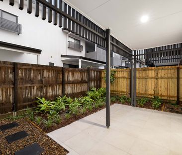 5 bedrooms, 2.5 bathrooms, double garage premium Luxury townhouse - Photo 3