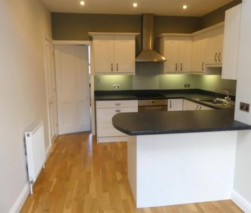 2 bedroom end of terrace house to rent - Photo 3