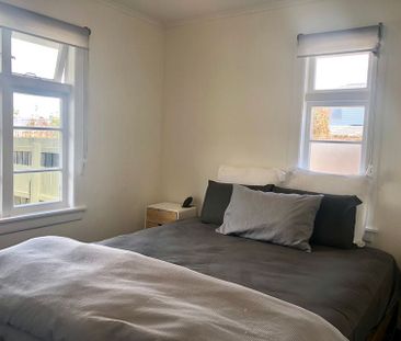 Cozy 1-Bedroom Duplex in Ellerslie – Furnished - Photo 4