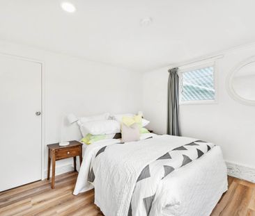 Cozy sunny one bedroom PLUS downstairs sleepout unit in Saint Heliers. - Photo 5