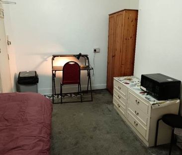 Room in a Shared House, Green St, E13 - Photo 1