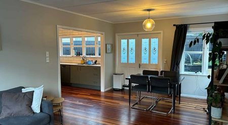 Modernised Family Home + Extra Sleepout Room - Photo 2