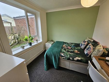 4 bedroom terraced house to rent - Photo 4