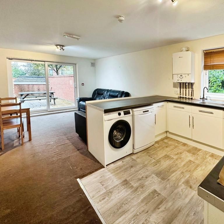 1 bedroom in a house share to rent - Photo 1