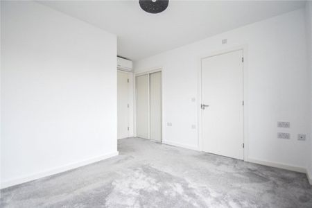 Well presented 2 bedroom third floor apartment for rent in Cambridge at this prestigious development. Under floor gas heating. Allocated parking. Unfurnished. - Photo 5