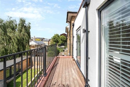 Incredible semi detached four bedroom family home, arranged over four floors, with two west facing balconies and garden. Impressive principle suite floor with dressing room. - Photo 4