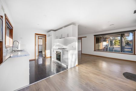 Neat & Tidy 3-Bedroom Home in Prime Wendouree Location - Photo 5