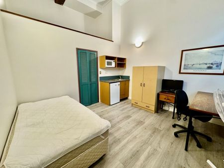 Fully Furnished City Sanctuary with Unrivalled Convenience - Photo 2