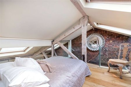 A luxurious three bedroom apartment in a contemporary loft style apartment befitting it's penthouse position, with two double bedrooms and one single bedroom on a private garden square. - Photo 4