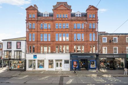 Spacious and well-presented two-bedroom third-floor apartment offering bright open-plan living in the heart of Salisbury city centre. - Photo 5