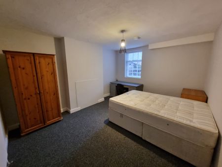 6 Bed Student Accommodation - Photo 4