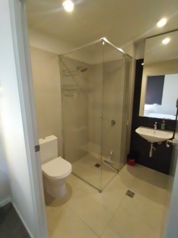 FULLY FURNISHED in CARLTON – FANTASTIC LOCATION! - Photo 2