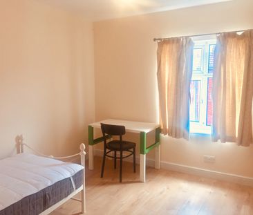 4 Bed Terraced House, Blackberry Terrace, SO14 - Photo 3