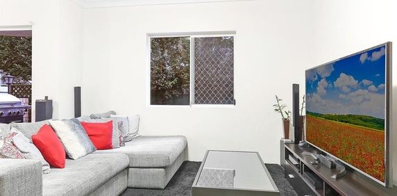 MODERN & SPACIOUS APARTMENT - Photo 2