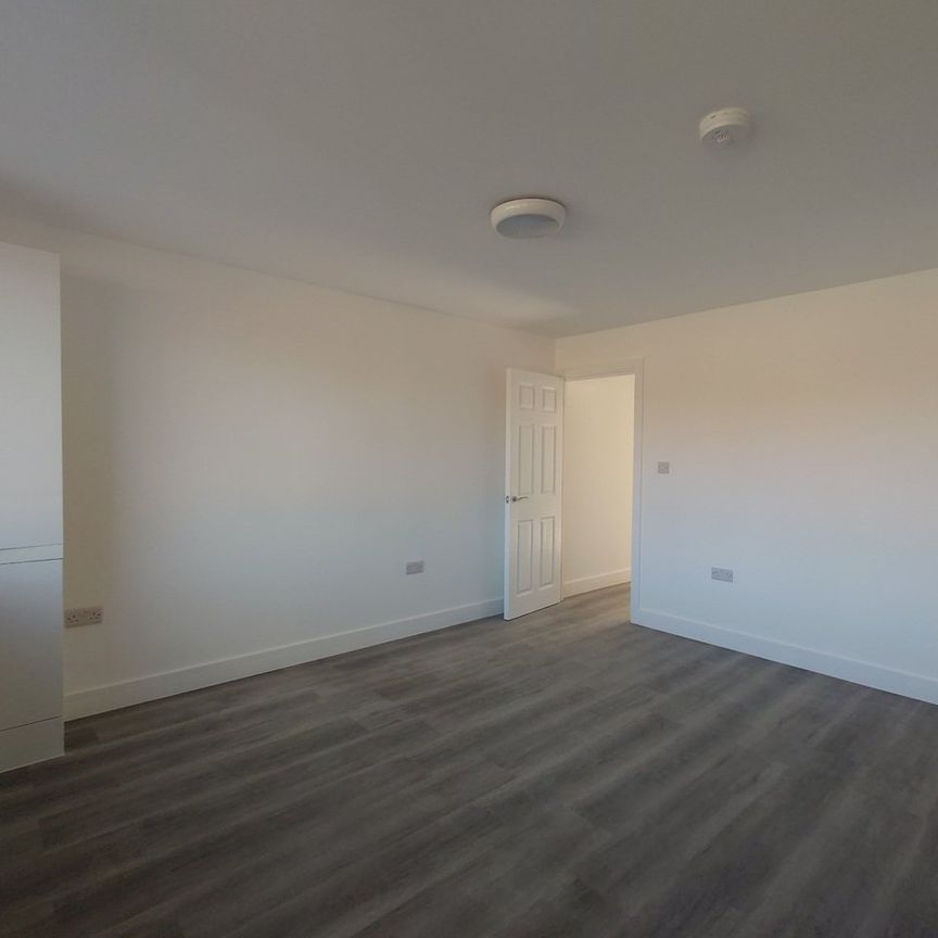 2 Bed Flat, Swindon Close, IG3 - Photo 1