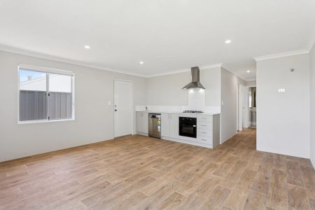 Brand new and available immediately - Photo 5