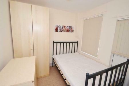 3 bedroom flat to rent - Photo 3