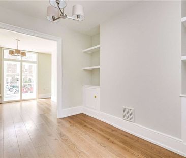 This charming period house is a contemporary family home set over 3... - Photo 1