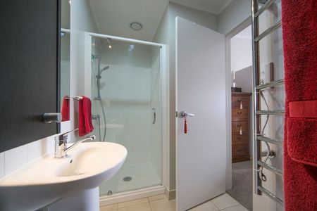 Entire 2 Bedroom Apartment – Central Onehunga - Photo 4