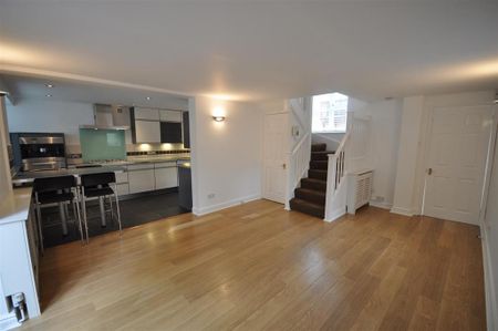 2 bedroom mews to rent - Photo 2