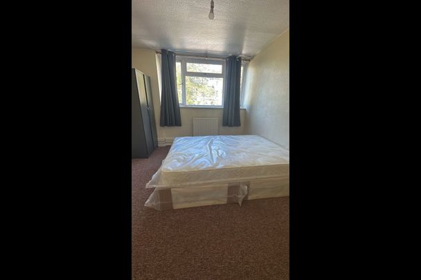 Room in a Shared House, Swinford Gardens, SW9 - Photo 1