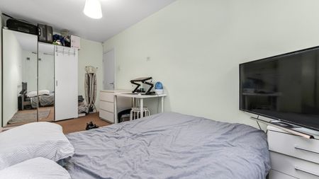 3 Bed flat with excelent transport links Room A - Photo 3