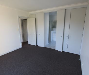Just a short walk to the Gilbert Road tram this lovely 2 bedroom ho... - Photo 5