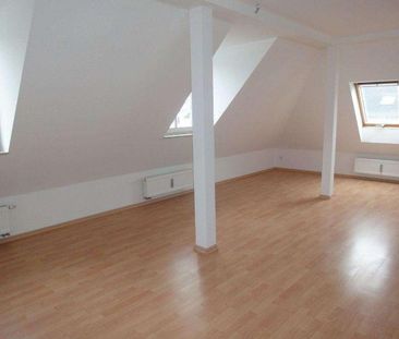 Frei ab 1.2.26 - Gemütliche Dachschrägen und Bad mit Fenster - Photo 1