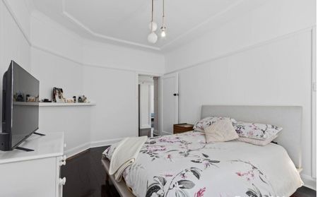 Beautifully maintained home with in-ground swimming pool! - Photo 5