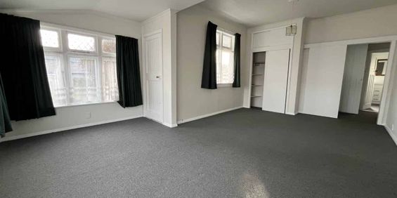 Charming 3-Bedroom Family Home for Rent in Wallaceville, Wellington - Photo 3