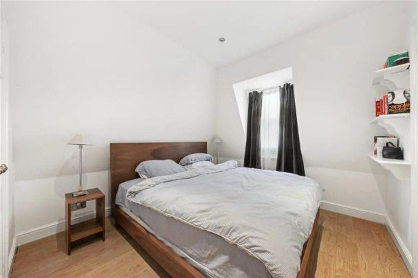 3 bedroom house in London - Photo 1