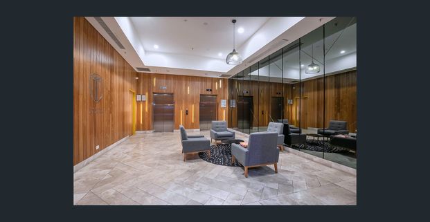 Stylish 3-Bedroom Apartment with Resort-Style Amenities in the Heart of Woolloongabba - Photo 1