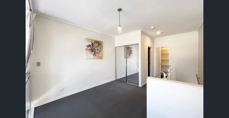 BRIGHT & SPACIOUS ONE BEDROOM SPLIT LEVEL APARTMENT IN PRIME LOCATION - Photo 3