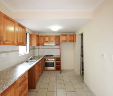 Courtyard comfort meets unbeatable convenience - Photo 2