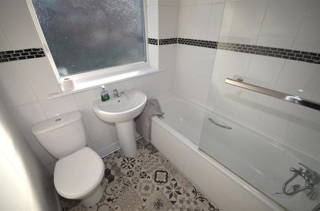 3 Bedroom Terraced House for Rent - Photo 2