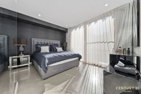 Luxurious Fully Furnished Modern 2-Bedroom Apartment with Waterfront Views - Photo 4
