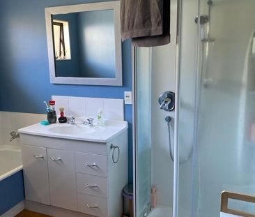 Perfect for families or professionals seeking a comfortable and sty... - Photo 4