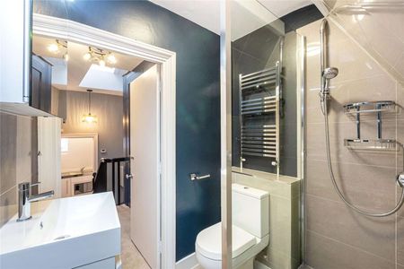A bright one-bedroom apartment on Fulham Road SW3, conveniently located walking distance to South Kensington Station - Photo 4