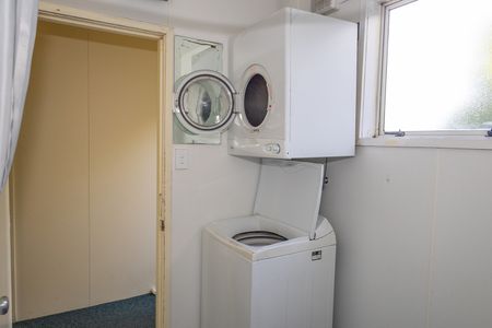 5-bedroom flat on Lovelock - Available Now - Photo 4