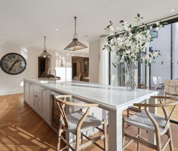 SHORT LET - A beautifully presented modern family home available for short term lets - Photo 5